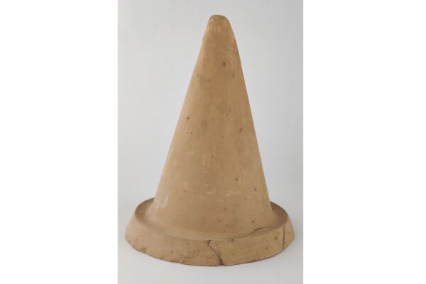 Clay discus spawning cone with gutter with defect