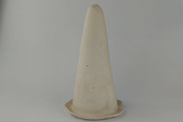 Clay discus spawning cone with gutter with defect No. 6