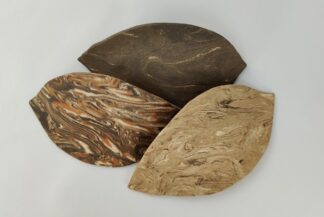 Großes Blatt aus Ton als Versteck