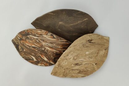Großes Blatt aus Ton als Versteck